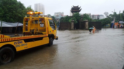 Xã hội - Nước lũ dâng cao tận nóc, hàng trăm nhà dân bị nhấn chìm (Hình 6).