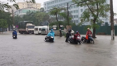Xã hội - Nước lũ dâng cao tận nóc, hàng trăm nhà dân bị nhấn chìm (Hình 7).