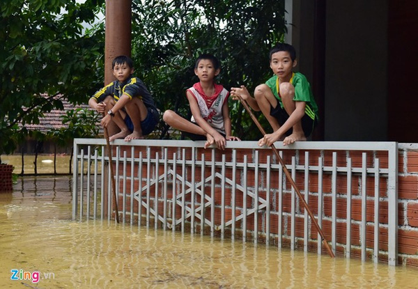 Dân sinh - Ngập nặng, người Quảng Bình ôm bàn thờ người thân mới mất chạy lũ (Hình 2).