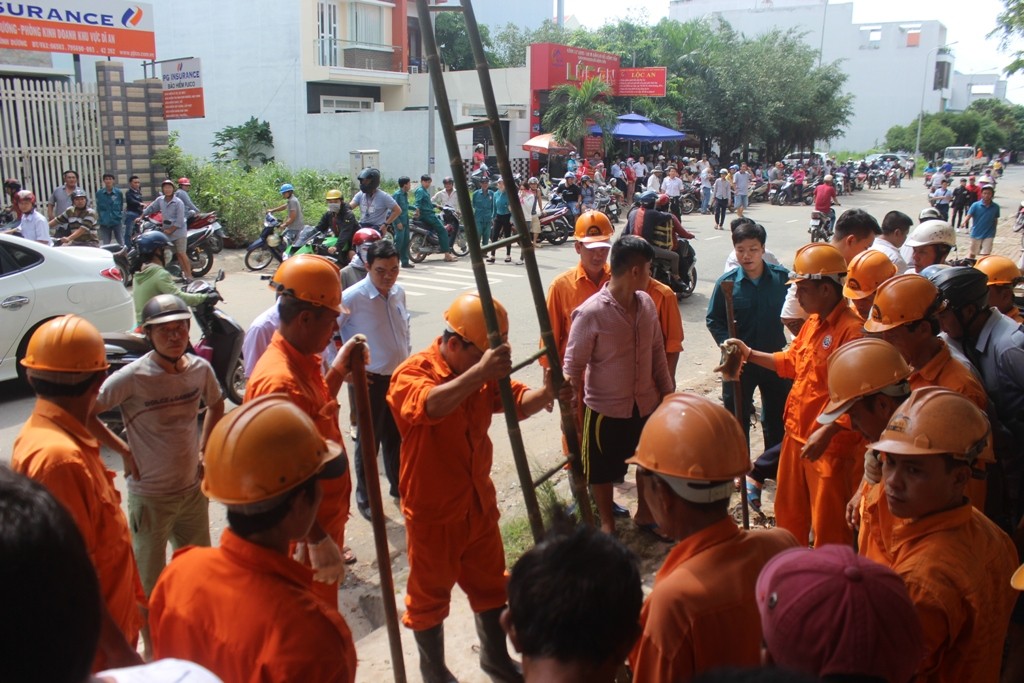 Xã hội - Lật tung hàng trăm nắp cống tìm tung tích bé trai bị nước cuốn trôi (Hình 6).