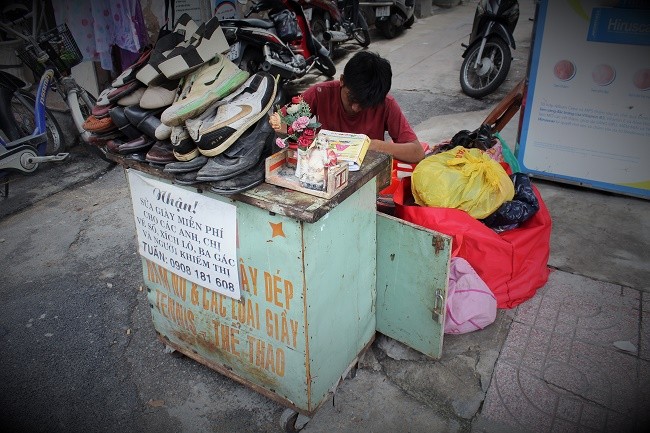 Dân sinh - Chuyện về cậu bé sửa giày dép ‘miễn phí’ cho người nghèo ở Sài Gòn