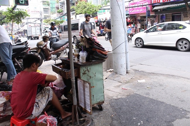 Dân sinh - Chuyện về cậu bé sửa giày dép ‘miễn phí’ cho người nghèo ở Sài Gòn (Hình 8).