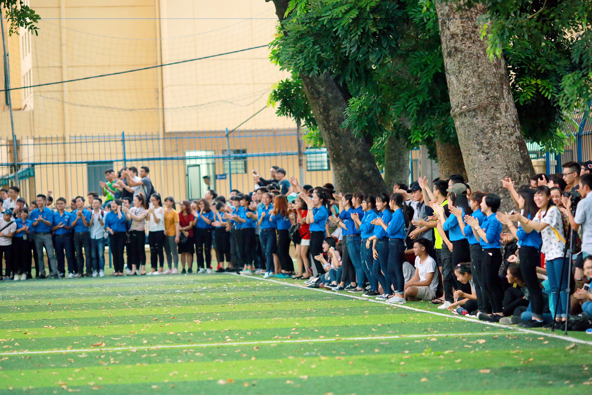 Ngôi sao - Ca sĩ Tuấn Hưng đá bóng gây quỹ ủng hộ đồng bào miền Trung  (Hình 4).