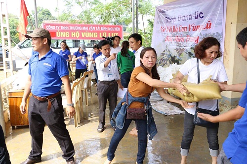 Tình thương - Báo NĐT và ĐS&PL cùng nhà hảo tâm đã mang hàng cứu trợ vào tâm lũ