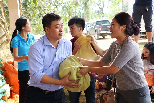 Tình thương - Báo NĐT và ĐS&PL cùng nhà hảo tâm đã mang hàng cứu trợ vào tâm lũ (Hình 3).