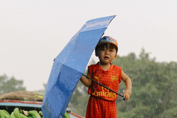 Dậy sóng mạng - Tiết lộ sự thật sau bức ảnh em bé khóc cùng miền Trung bão lũ (Hình 2).