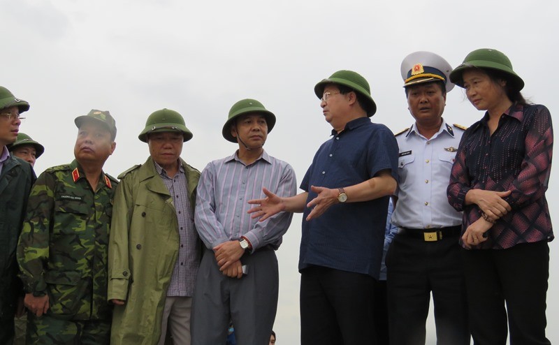 Tin nhanh - Phó Thủ tướng thị sát tuyến đê xung yếu ở Quảng Ninh