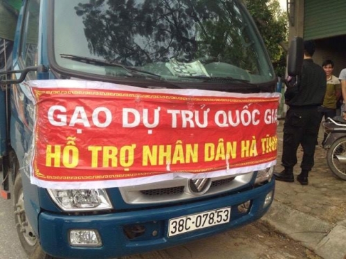 Mạng ảo - Đời thực - 'Cạn lời' những xe gạo cứu trợ nghi lợi dụng nạn lụt lội để ĂN CHẶN