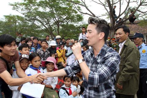 Ngôi sao - Mr Đàm biến biệt thự triệu đô thành kho để đồ ủng hộ miền Trung (Hình 8).