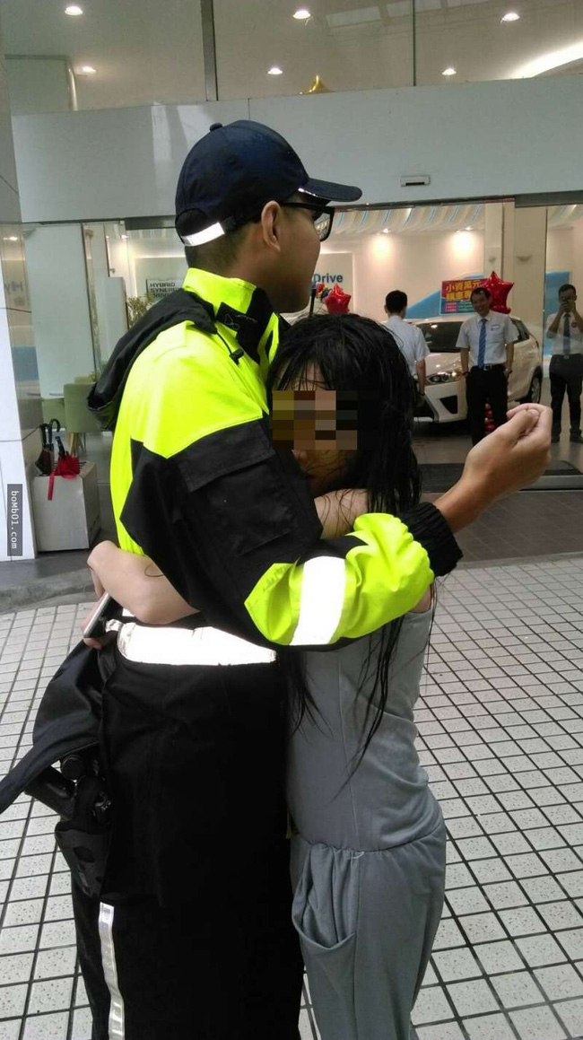 Dậy s&oacute;ng mạng - Ch&agrave;ng cảnh s&aacute;t sẵn s&agrave;ng đứng l&agrave;m gối &ocirc;m 10 ph&uacute;t cho c&ocirc; g&aacute;i thất t&igrave;nh (H&igrave;nh 2).