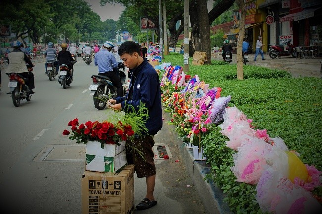 Dân sinh - Người Sài Gòn nhộn nhịp mua hoa tươi làm quà tặng 20/10 (Hình 3).