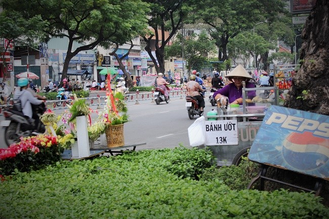 Dân sinh - Người Sài Gòn nhộn nhịp mua hoa tươi làm quà tặng 20/10 (Hình 13).