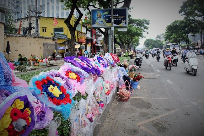 Dân sinh - Người Sài Gòn nhộn nhịp mua hoa tươi làm quà tặng 20/10 (Hình 4).