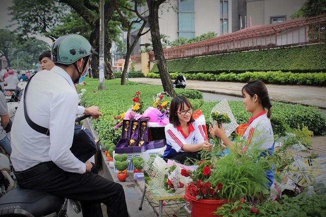 Dân sinh - Người Sài Gòn nhộn nhịp mua hoa tươi làm quà tặng 20/10 (Hình 5).