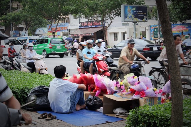 Dân sinh - Người Sài Gòn nhộn nhịp mua hoa tươi làm quà tặng 20/10 (Hình 12).