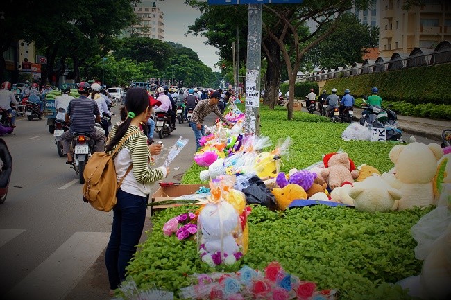 Dân sinh - Người Sài Gòn nhộn nhịp mua hoa tươi làm quà tặng 20/10 (Hình 6).