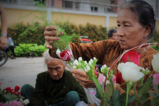 Dân sinh - Người Sài Gòn nhộn nhịp mua hoa tươi làm quà tặng 20/10 (Hình 8).