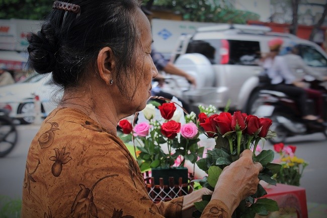 Dân sinh - Người Sài Gòn nhộn nhịp mua hoa tươi làm quà tặng 20/10 (Hình 2).