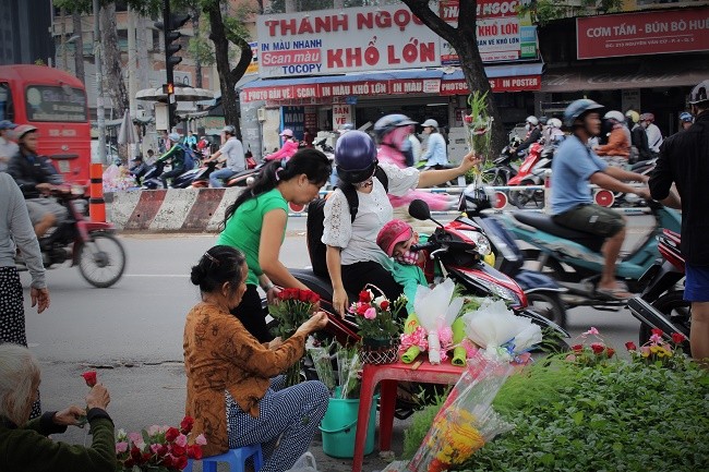 Dân sinh - Người Sài Gòn nhộn nhịp mua hoa tươi làm quà tặng 20/10 (Hình 11).