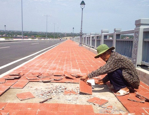 Tin nhanh - Vỉa hè cầu Cửa Đại bong tróc sau nửa năm khánh thành (Hình 2).