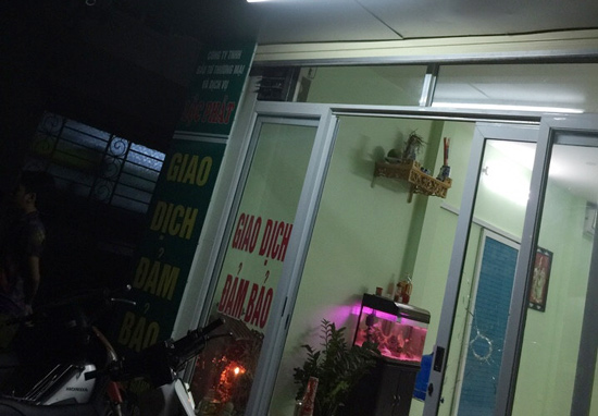 An ninh - Hình sự - Hà Nội: Nổ súng trước cửa tiệm cầm đồ, người dân hoảng hốt bỏ chạy
