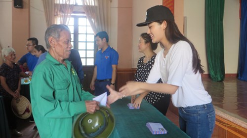 Ngôi sao - ‘Rũ bỏ’ váy tiền tỷ, Á hậu Huyền My giản dị trao quà tại Nghệ An