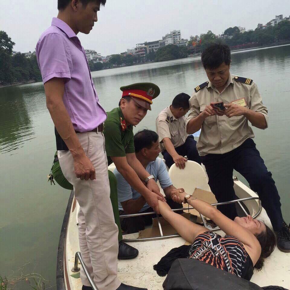 Tin nhanh - Hà Nội: Bà ‘tây’ bất ngờ bơi ra hồ Gươm múa hát