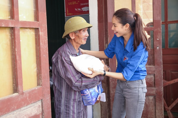 Ngôi sao - Phạm Hương hài lòng về chuyến đi từ thiện về vùng lũ miền Trung (Hình 6).