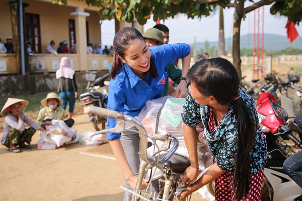 Ngôi sao - Phạm Hương hài lòng về chuyến đi từ thiện về vùng lũ miền Trung (Hình 14).