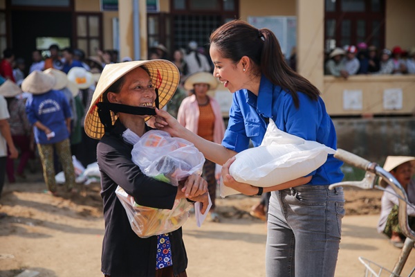 Ngôi sao - Phạm Hương hài lòng về chuyến đi từ thiện về vùng lũ miền Trung (Hình 5).