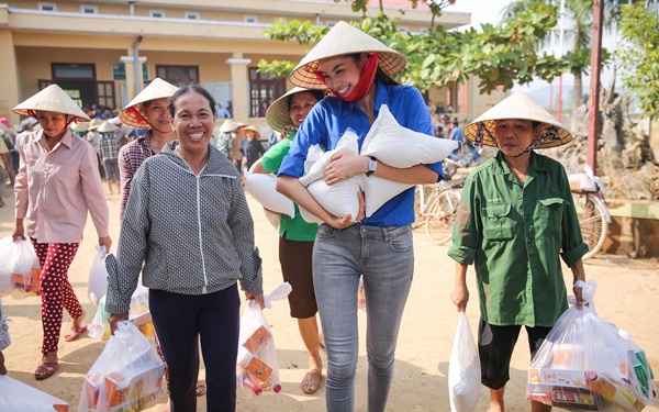 Ngôi sao - Phạm Hương hài lòng về chuyến đi từ thiện về vùng lũ miền Trung (Hình 7).