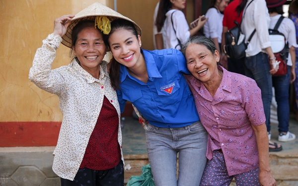 Ngôi sao - Phạm Hương hài lòng về chuyến đi từ thiện về vùng lũ miền Trung (Hình 9).