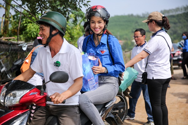 Ngôi sao - Phạm Hương hài lòng về chuyến đi từ thiện về vùng lũ miền Trung