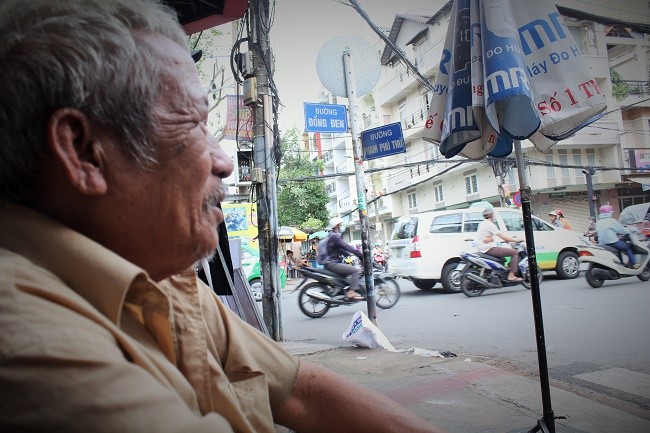 Dân sinh - Ông lão đầu bạc và nét cọ nơi góc ngã tư Sài Gòn suốt 60 năm  (Hình 11).