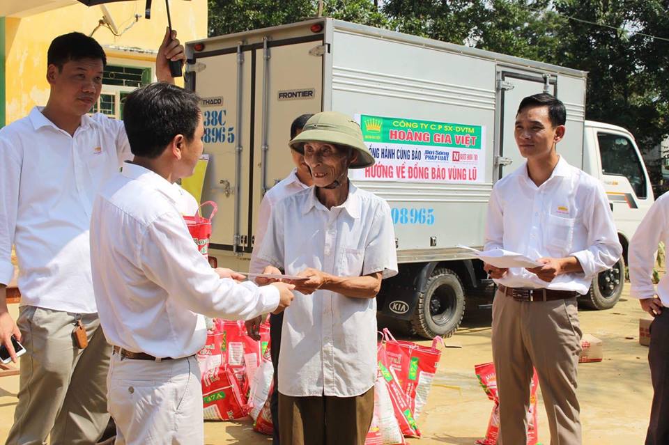 Dân sinh - Báo Người Đưa Tin cùng nhà hảo tâm trao quà tại 3 xã ven tâm lũ