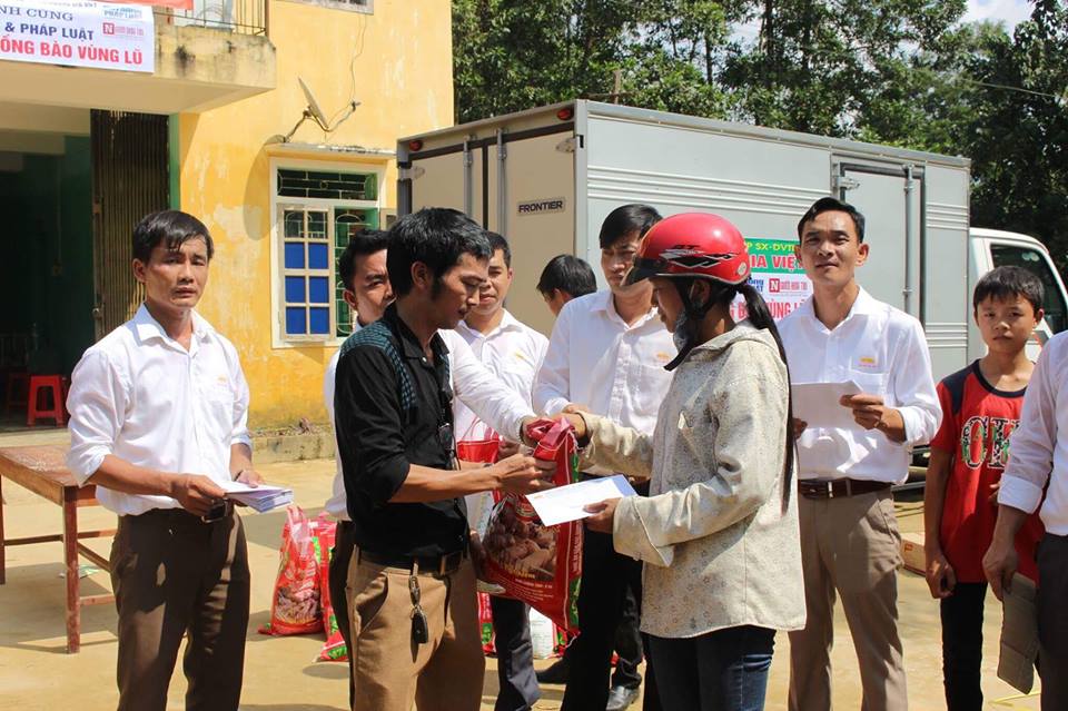 Dân sinh - Báo Người Đưa Tin cùng nhà hảo tâm trao quà tại 3 xã ven tâm lũ (Hình 3).