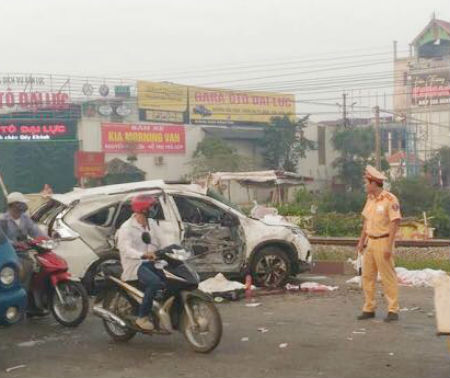 Tin nhanh - Hà Nội: Tàu hỏa đâm trực diện ô tô, ít nhất 4 người tử vong