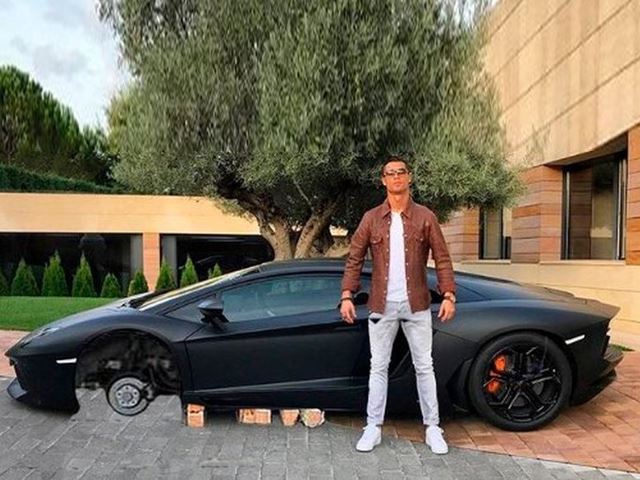 Thú chơi - Khó đỡ với loạt ảnh châm biến Ronaldo bên siêu xe Lamborghini (Hình 3).