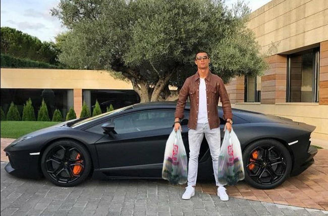 Thú chơi - Khó đỡ với loạt ảnh châm biến Ronaldo bên siêu xe Lamborghini (Hình 8).