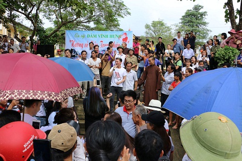 Ngôi sao - Thực hư Đàm Vĩnh Hưng đi cứu trợ lũ lụt 'sợ mưa' khiến dân thất vọng (Hình 4).