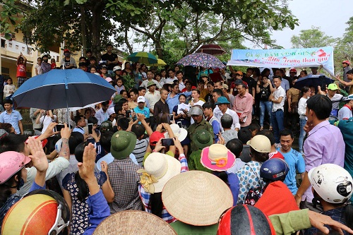 Ngôi sao - Thực hư Đàm Vĩnh Hưng đi cứu trợ lũ lụt 'sợ mưa' khiến dân thất vọng (Hình 5).