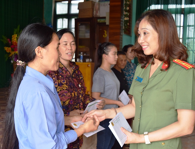 Tình thương - Dân vùng lũ rưng rưng trước nghĩa cử đẹp của một đơn vị công an (Hình 4).