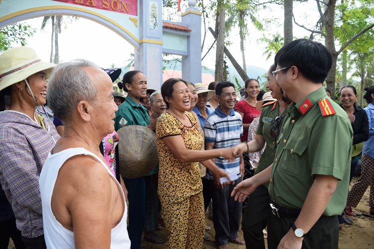 Tình thương - Dân vùng lũ rưng rưng trước nghĩa cử đẹp của một đơn vị công an (Hình 3).