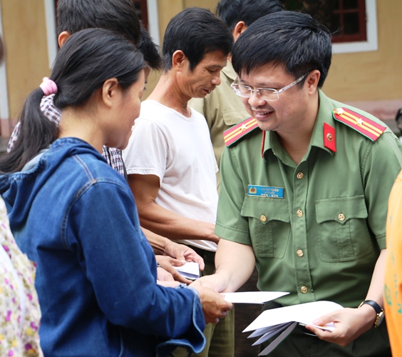 Tình thương - Dân vùng lũ rưng rưng trước nghĩa cử đẹp của một đơn vị công an (Hình 2).