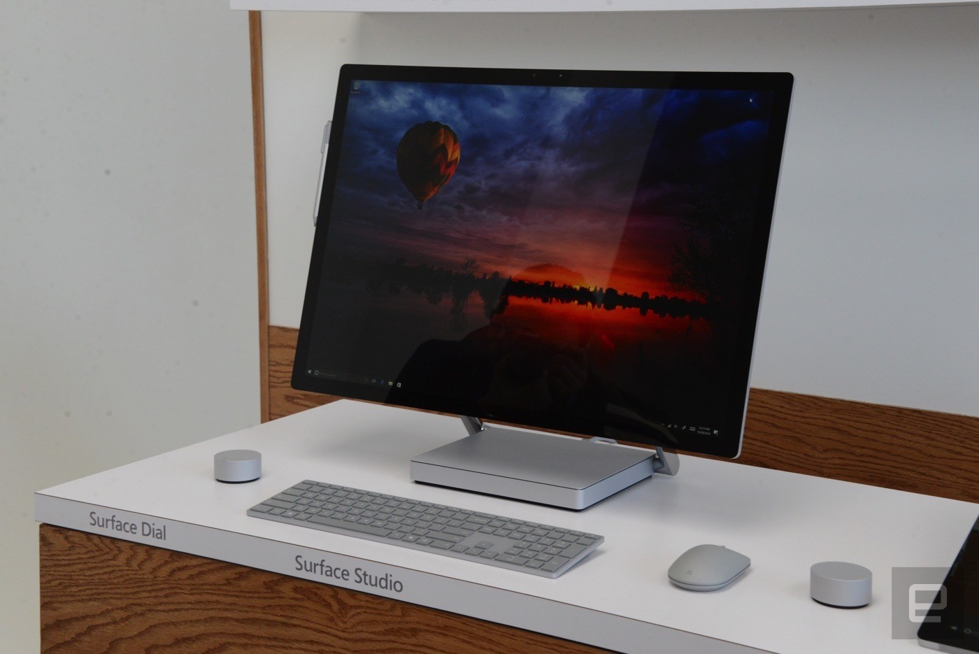 Sản phẩm - Microsoft ra mắt Surface Studio 'đối chọi' với iMac của Apple