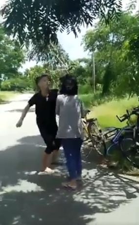 Mạng ảo - Đời thực - Sự thật về clip thiếu nữ đánh hội đồng, bắt bạn quỳ gối liếm chân (Hình 2).