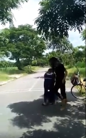 Mạng ảo - Đời thực - Sự thật về clip thiếu nữ đánh hội đồng, bắt bạn quỳ gối liếm chân (Hình 3).
