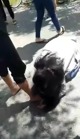 Mạng ảo - Đời thực - Sự thật về clip thiếu nữ đánh hội đồng, bắt bạn quỳ gối liếm chân (Hình 6).