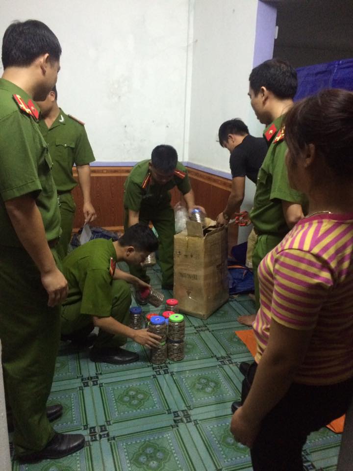 An ninh - H&igrave;nh sự - Ph&aacute; cơ sở l&agrave;m thuốc đ&ocirc;ng y giả từ... bột ng&ocirc; v&agrave; mật m&iacute;a