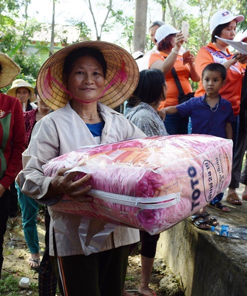 Tình thương - Hội tiểu thương Viêng Chăn Lào đi xuyên ngày đêm, cứu trợ vùng lũ (Hình 3).